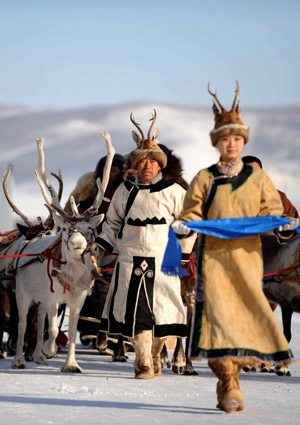 A totem of the mountain deity Bainaqia is escorted during a ceremony in Yakeshi, north China's Inner Mongolia Autonomous Region Nov. 28, 2008. Ethical people from Oroqen and Ewenki nationalities on Friday worshiped their forest deity of Bainaqia, praying for safty and auspiciousness. (Xinhua)