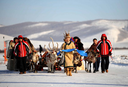 A totem of the mountain deity Bainaqia is escorted during a ceremony in Yakeshi, north China's Inner Mongolia Autonomous Region Nov. 28, 2008. (Xinhua) 