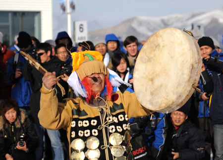  A shaman performs during a sacrifice ceremony in Yakeshi, north China's Inner Mongolia Autonomous Region Nov. 28, 2008.(Xinhua)