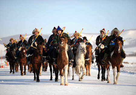  A totem of the mountain deity Bainaqia is escorted by hunters during a ceremony in Yakeshi, north China's Inner Mongolia Autonomous Region Nov. 28, 2008.(Xinhua)