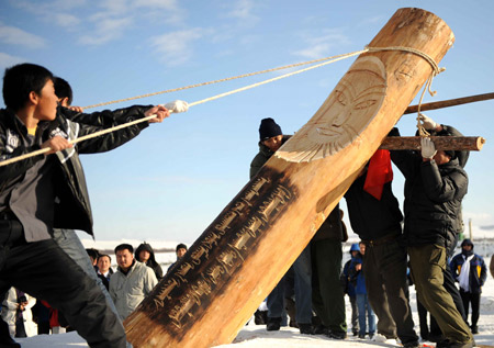 A totem of the mountain deity Bainaqia is escorted by hunters during a ceremony in Yakeshi, north China's Inner Mongolia Autonomous Region Nov. 28, 2008.(Xinhua)