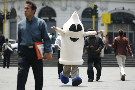  A man dressed as a condom runs during an AIDS and HIV prevention campaign at a square in downtown Lima Nov. 28, 2008. [Xinhua/Reuters]