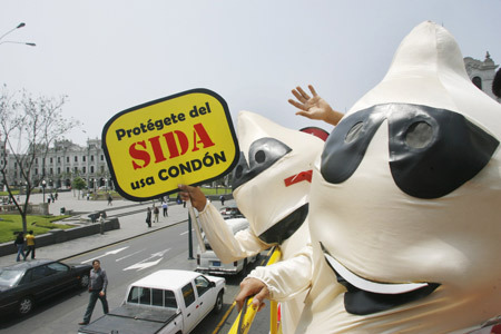  People dressed as a condoms take part in an AIDS and HIV prevention campaign in downtown Lima Nov. 28, 2008.[Xinhua/Reuters]