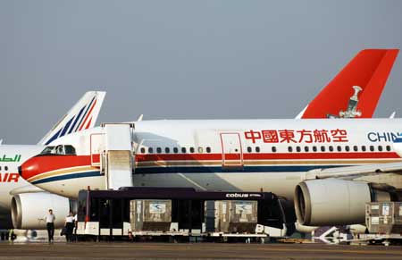 A China Eastern Airbus-300 arrives at the Utapao Airport near Pattaya, about 150 km east of Bangkok, capital of Thailand, Nov. 29, 2008. Chinese aviation authorities were sending 5 planes on Saturday to Thailand to bring home the remaining stranded Chinese tourists after the closure of the Suvarnabhumi International Airport in Bangkok.[Xinhua]