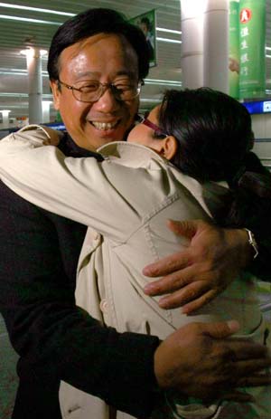 Zhou Ti(R) hugs her father at the Shanghai Pudong International Airport in Shanghai, east China, on Nov. 30, 2008. [Fan Jun/Xinhua]