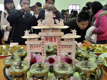 Visitors take photos of a dish during the 6th National Cooking Contest (Hubei Zone) held in Wuhan, capital of central China's Hubei Province, Nov. 29, 2008. More than 200 contestants took part in the contest Saturday.[Zhou Chao/Xinhua]