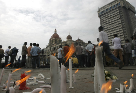 Candles are lit by people during a peace rally in front of the Taj Mahal Hotel in Mumbai Nov. 30, 2008.[Xinhua/Reuters]