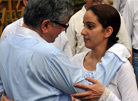 People comfort each other at a funeral for the victims in the terror attacks in Mumbai, India, Nov. 30, 2008. India's longest terror nightmare that lasted for almost 59 hours ended Saturday. Mumbai disaster authorities put the death toll to 195 and the injured 295, but the toll is rising as more bodies were collected from the attacked places.[Xinhua]