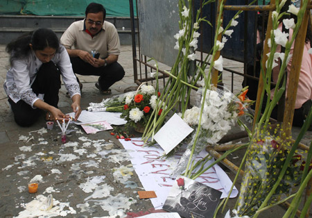 An Indian woman lights candles for victims of the Mumbai attacks in front of the Taj Mahal hotel in Mumbai Nov. 30, 2008. [Xinhua/Reuters]