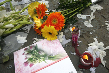 Candles and flowers placed for victims of the Mumbai attacks are seen in front of the Taj Mahal Hotel in Mumbai Nov. 30, 2008.[Xinhua/Reuters]