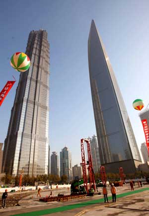A photo taken on Nov. 29, 2008 shows the building site of Shanghai Center with Jin Mao Tower and Shanghai World Financial Center in the backdrop in Shanghai, East China. [Xinhua] 