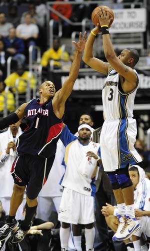 Maurice Evans (L) of Atlanta Hawks tries to block Caron Butler of Washington Wizards during their NBA basketball game in Washington of the United States, Nov. 29, 2008. Atlanta Hawks won 102-98. [Zhang Yan/Xinhua] 