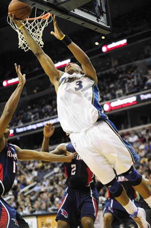 Caron Butler of Washington Wizards goes up to the basket during the NBA basketball game against Atlanta Hawks in Washington of the United States, Nov. 30, 2008. Atlanta Hawks won 102-98. [Zhang Yan/Xinhua] 