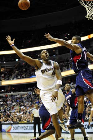 Antawn Jamison (L) of Washington Wizards goes up to the basket during the NBA basketball game against Atlanta Hawks in Washington of the United States, Nov. 29, 2008. Atlanta Hawks won 102-98. [Zhang Yan/Xinhua] 