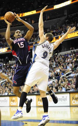 Al Horford (C) of Atlanta Hawks goes up to the basket during the NBA basketball game against Washington Wizards in Washington of the United States, Nov. 29, 2008. Atlanta Hawks won 102-98. [Zhang Yan/Xinhua] 