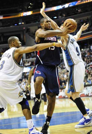 Al Horford (C) of Atlanta Hawks goes up to the basket during the NBA basketball game against Washington Wizards in Washington of the United States, Nov. 29, 2008. Atlanta Hawks won 102-98. [Zhang Yan/Xinhua] 