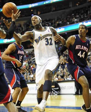 Andray Blatche (C) of Washington Wizards vies for the ball during the NBA basketball game against Atlanta Hawks in Washington of the United States, Nov. 29, 2008. Atlanta Hawks won 102-98. [Zhang Yan/Xinhua]