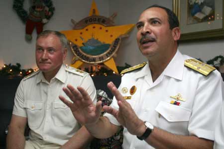 Vice Admiral Vladimir Koloriov, commander of Russian fleet detachment, and Vice Admiral Luis Morales Marquez (R), commander of the Venezuelan naval operation, sign the document of the order of the joint naval maneuvers, on the Venezuelan vessel Mariscal Sucre in the La Guaira port in Vargas State of Venezuela, Nov. 29, 2008. [Xinhua Photo]