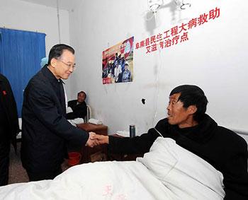 Chinese Premier Wen Jiabao (L) shakes hands with an HIV/AIDS patient at Funan county in Fuyang prefecture, east China's Anhui Province, Nov. 29, 2008. Wen visited people living with HIV/AIDS and workers dealing with the disease in Fuyang over the weekend, prior to the World AIDS Day which falls on December 1.[Xinhua Photo]