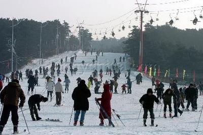 Qipan Mountain's Ice and Snow World in Shenyang city, capital of Northeast Liaoning Province, is open until midnight. 