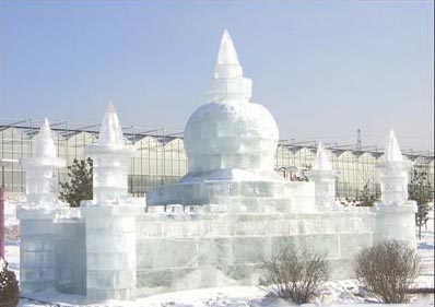 Qipan Mountain's Ice and Snow World in Shenyang city, capital of Northeast Liaoning Province, is open until midnight.[File photo] 