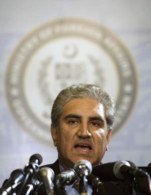 Pakistan's Foreign Minister Shah Mehmood Qureshi speaks during a news conference at the foreign ministry in Islamabad November 29, 2008. Tension between nuclear-armed Pakistan and India is serious after the assault on the Indian city of Mumbai and both countries must act to defuse it, Qureshi  said on Saturday. 