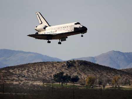 The U.S. space shuttle Endeavour approaches Edwards Air Force Base in California November 30, 2008. 