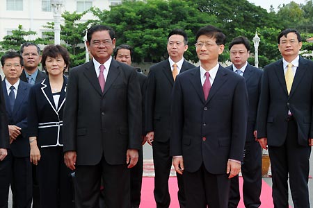 Cambodian deputy Prime Minister and Minister of Interior Sar Kheng (front, L) and Chinese State Councilor and Minister of Public Security Meng Jianzhu (front, R), pose for a group photo in Phnom Penh, Cambodia, on Nov. 30, 2008. Sar Kheng and Meng Jianzhu held talks here on Sunday. Meng, who was invited by Cambodian deputy Prime Minister and Minister of Interior Sar Kheng, arrived in Cambodia on Friday for an official visit. (Xinhua/Xia Lin)