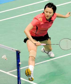 Wang Chen of Chinese Hong Kong returns the shuttle during the final of women's singles against China's Xie Xingfang in the 2008 Yonex Sunrise Hong Kong Badminton Super Series in Hong Kong, south China, Nov. 30, 2008. Wang won 2-1 (21-16, 10-21, 21-10). 