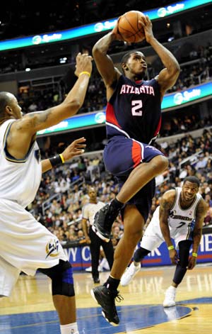 Joe Johnson of Atlanta Hawks goes up to the basket during the NBA basketball game against Washington Wizards in Washington of the United States, Nov. 30, 2008. Atlanta Hawks won 102-98. 