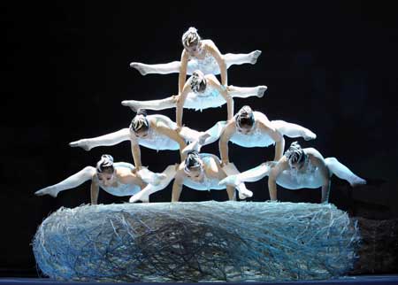 The acrobats perform on the stage during the awarding ceremony of the 7th National Acrobatic Contest held in Shenzhen, south China's Guangdong Province, Nov. 28, 2008. About 29 acrobatic troupes from around the country took part in the contest from Nov. 21 to 28 here, presenting 36 programs. [Photo: Xinhua] 