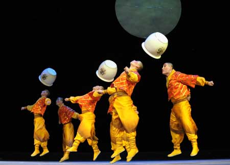 The acrobats perform on the stage during the awarding ceremony of the 7th National Acrobatic Contest held in Shenzhen, south China's Guangdong Province, Nov. 28, 2008. [Photo: Xinhua]