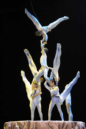 The acrobats perform on the stage during the awarding ceremony of the 7th National Acrobatic Contest held in Shenzhen, south China's Guangdong Province, Nov. 28, 2008. [Photo: Xinhua]