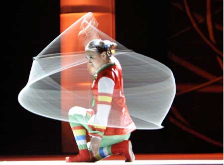 An acrobat performs on the stage during the awarding ceremony of the 7th National Acrobatic Contest held in Shenzhen, south China's Guangdong Province, Nov. 28, 2008. [Photo: Xinhua] 