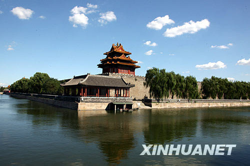Beijing has met its 2008 target of 256 blue sky days as Sunday marked another day of good air quality. As of Sunday, the number of the city's blue sky days was 25 more than that of the same period last year, according to the Beijing Environmental Protection Monitoring Center.
