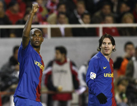 Barcelona's Samuel Eto'o (L) celebrates next to Leo Messi after scoring against Sevilla during their Spanish First Division soccer match at Ramon Sanchez Pizjuan stadium in Seville Nov. 29, 2008.[Xinhua/Reuters]