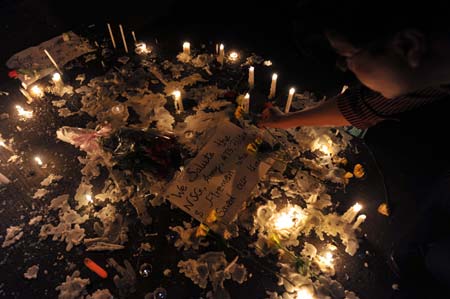 People light candles during a vigil for terror attack victims in Mumbai, India, Nov. 30, 2008.[Liu Sui Wai/Xinhua]