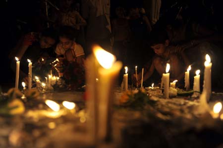 Kids light candles during a vigil for terror attack victims in Mumbai, India, Nov. 30, 2008.[Liu Sui Wai/Xinhua]