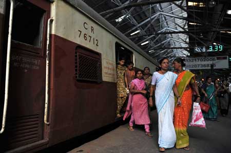 Passengers leave the train at the CST railway station in Mumbai, India, Dec. 1, 2008. As the landmark building in Mumbai, the order of the CST railway station has returned to normal after terror attacks.[Xinhua]