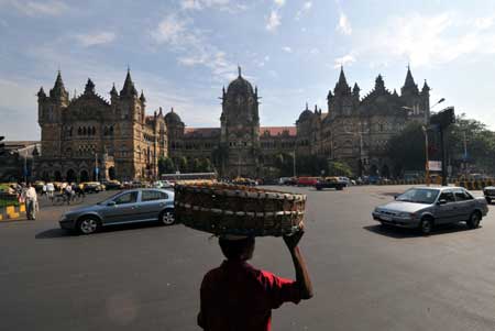 A vendor sells goods outside the CST railway station in Mumbai, India, Dec. 1, 2008.[Xinhua]