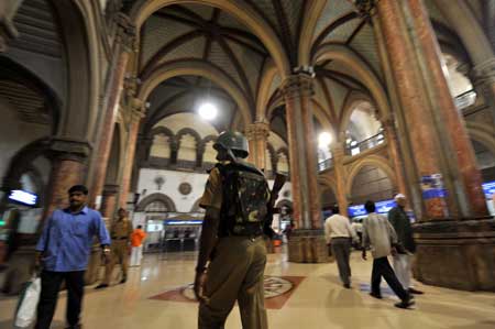 A policeman stands guard at the CST railway station in Mumbai, India, Dec. 1, 2008.[Xinhua]