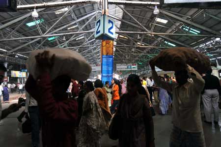 Passengers wait for trains at the CST railway station in Mumbai, India, Dec. 1, 2008. [Xinhua]