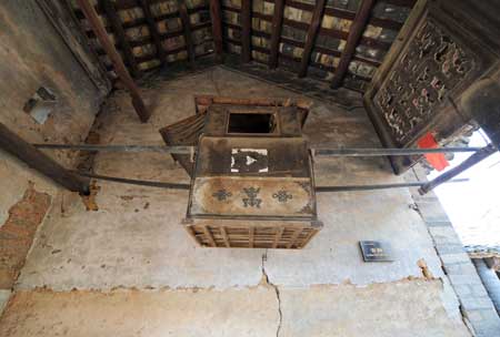 Photo taken on Nov. 14, 2008 shows an ancient sedan at Dalu Village in Lingshan County, southwest China's Guangxi Zhuang Autonomous Region.[Xinhua]