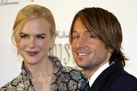 Actress Nicole Kidman (L) poses with her husband Keith Urban during a photo call for her film 'Australia' in Paris December 1, 2008.[Xinhua/Reuters]