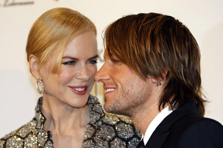 Actress Nicole Kidman (L) poses with her husband Keith Urban during a photo call for her film 'Australia' in Paris December 1, 2008.[Xinhua/Reuters]