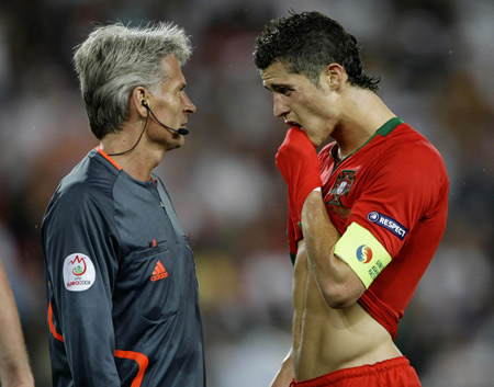 Portugal's Cristiano Ronaldo (R) talks to match referee Peter Frojdfeldt of Sweden during their Euro 2008 quarter-final soccer match against Germany at St Jakob Park stadium in Basel, June 19, 2008. [Xinhua/Reuters]