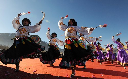 Repa dance is shown in the Lhoka Yarlung Material, Culture Exchange Festival, Dec. 1. [eng.tibet.cn] 