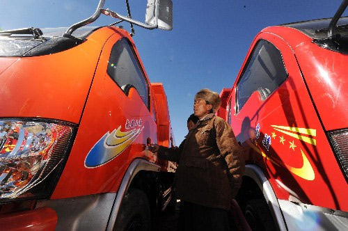 A farmer from Comai County of Lhoka Prefecture is selecting a truck in the Lhoka Yarlung Material, Culture Exchange Festival, Dec. 1. [eng.tibet.cn] 