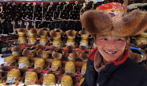 Yangci from Nedong County smiles with a cap on his head in the Lhoka Yarlung Material, Culture Exchange Festival, Dec. 1. [eng.tibet.cn]