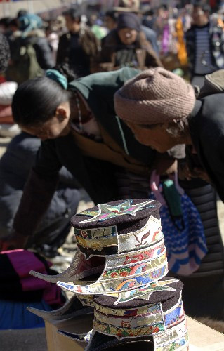 Two Tibetan women are shopping in the Lhoka Yarlung Material, Culture Exchange Festival, Dec. 1. [eng.tibet.cn]